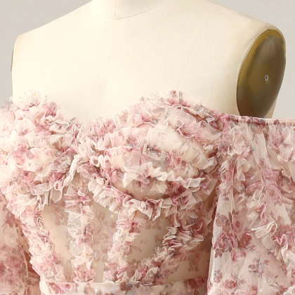 Unique Flower Tulle Sweetheart Neck..